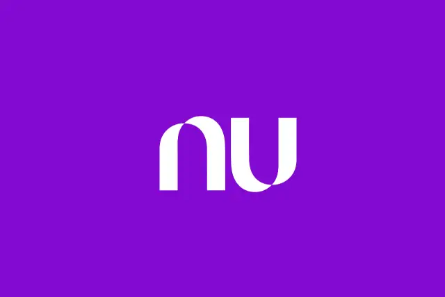 Logotipo branco do Nubank em um fundo roxo