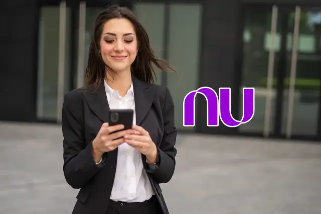 Mulher vestida com traje social segurando um celular e sorrindo ao lado do logotipo do Nubank