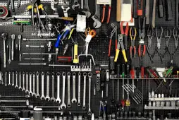 várias ferramentas representando o empréstimo para compra de ferramentas e maquinários