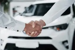 Empréstimo para comprar carro seminovo: vale a pena financiar?